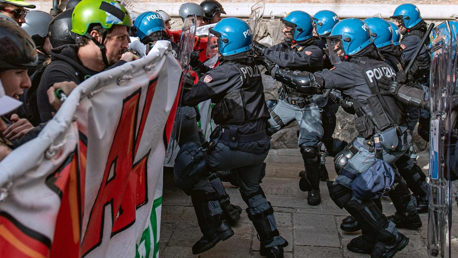 Ue, 'attacchi e violenze riducono spazio civico in Italia'