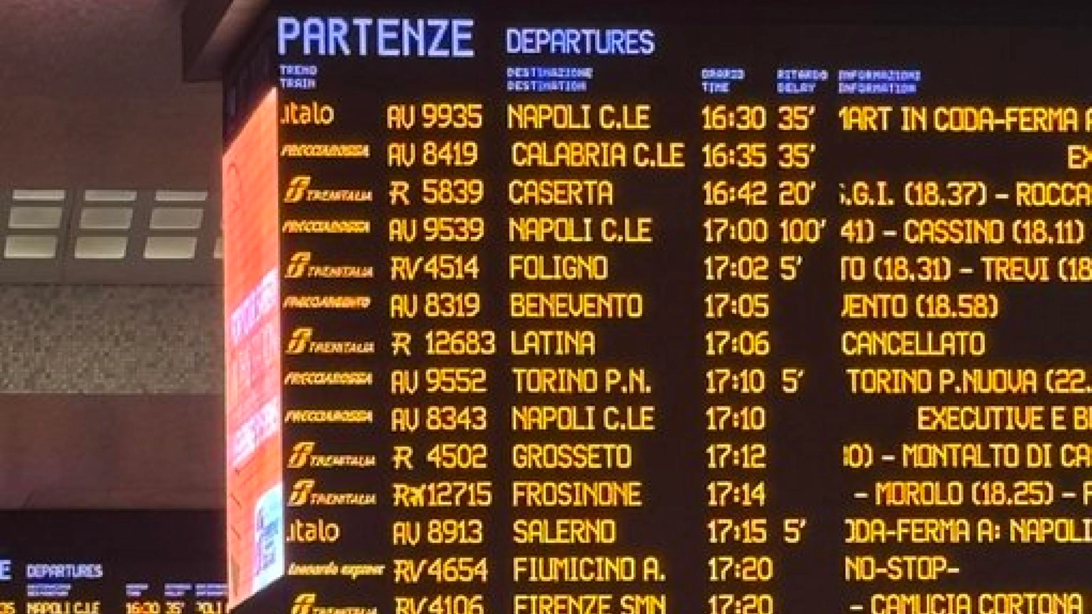 Roma, i ritardi dei treni a Termini nella foto postata da Pierluigi Bersani (Ansa)
