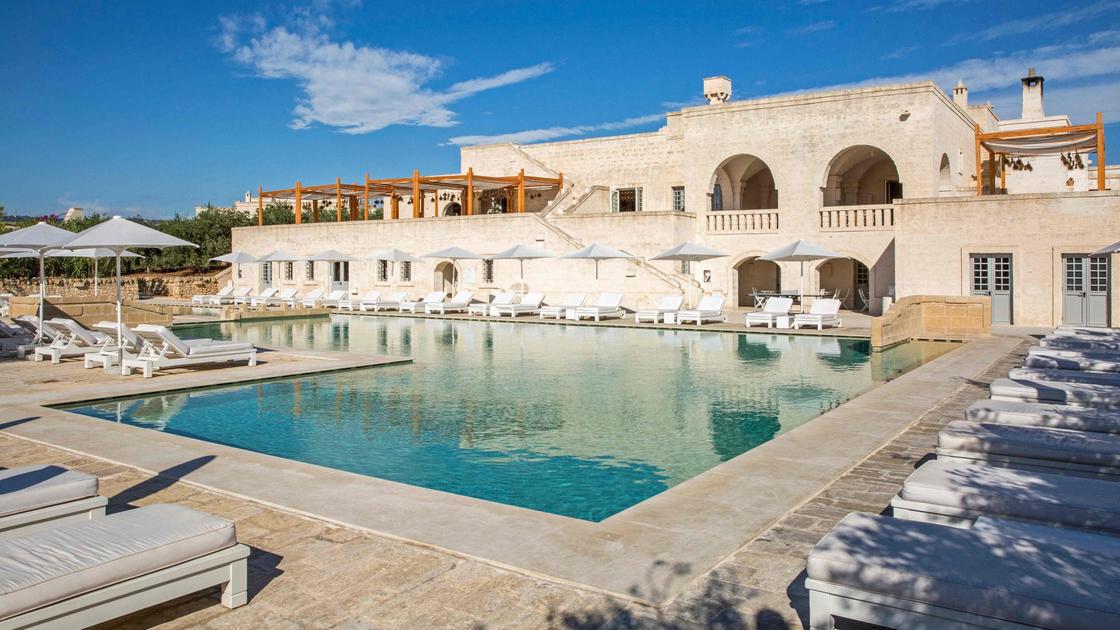 Borgo Egnazia, il resort dove dormono i leader del G7: dalle nozze di Jessica Biel al party di Madonna