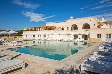 Borgo Egnazia, il resort dove dormono i leader del G7: dalle nozze di Jessica Biel al party di Madonna