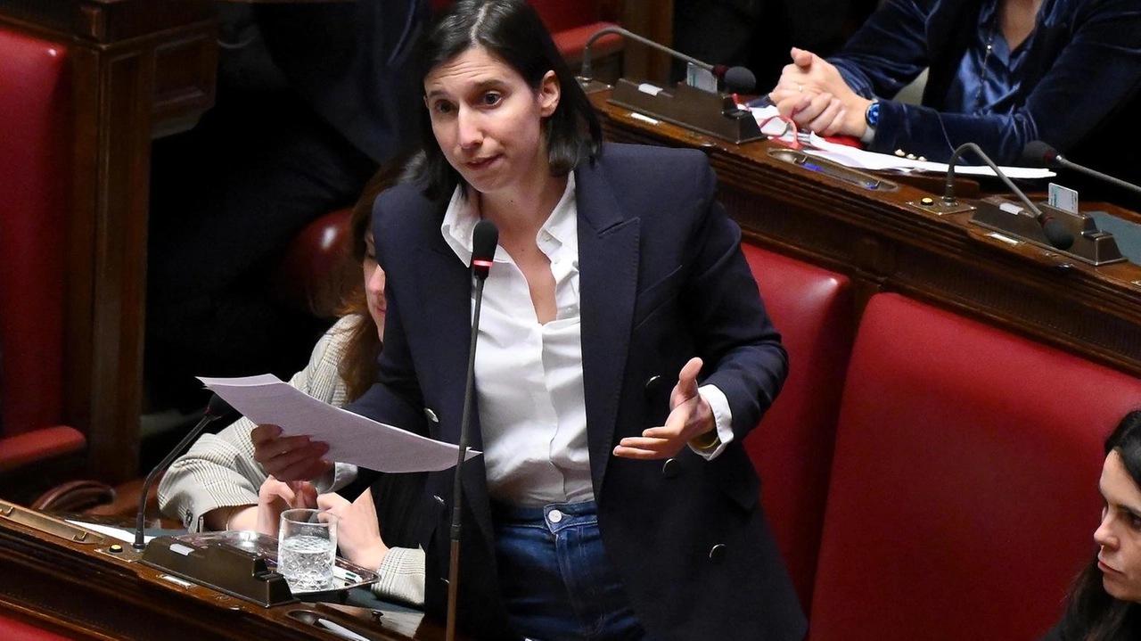 Elly Schlein attacca Meloni, definendola vassalla di un progetto anti-europeo, e sottolinea i rischi dei dazi per l'Italia.