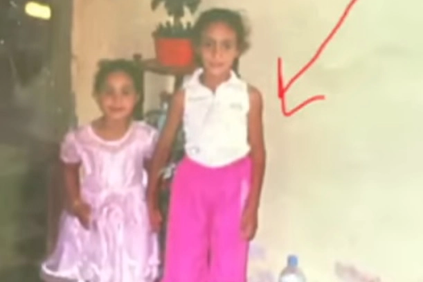 Imane Khelif (a destra) quando era una bambina