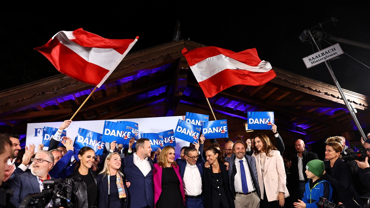 La leadership del Partito della Libertà austriaco festeggia la vittoria alle elezioni parlamentari (Ansa)