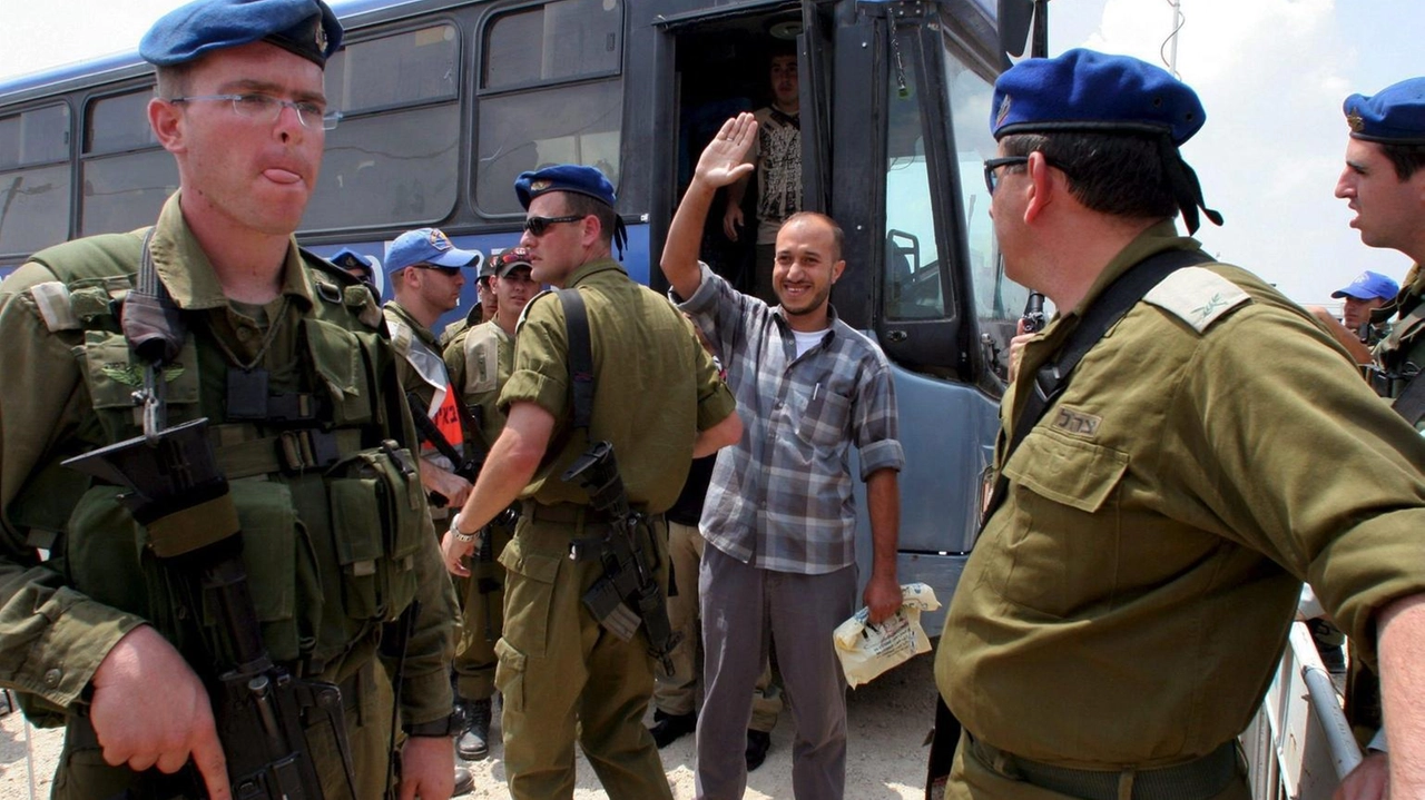 Un autobus con detenuti palestinesi lascia Ofer dopo lo scambio di ostaggi israeliani a Gaza, parte dell'accordo di tregua.