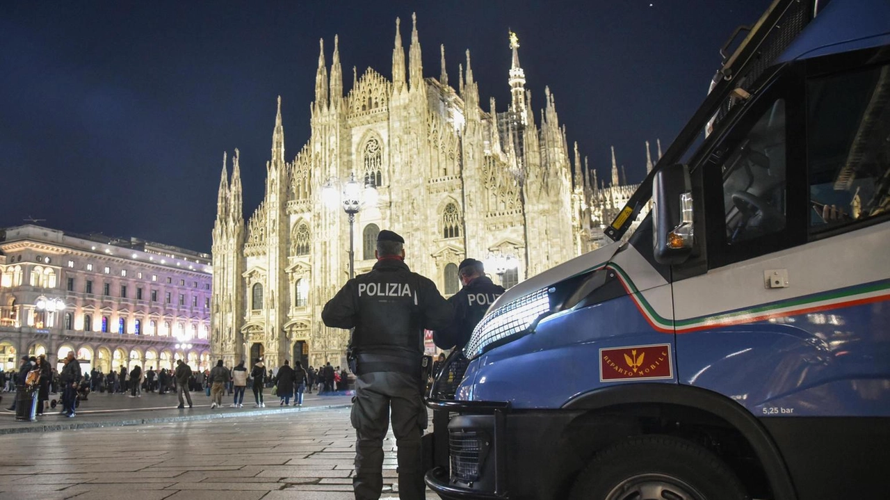 Per venti minuti, tra le 00.20 e le 00.40, hanno creato "un imbuto" all’imbocco della Galleria di Milano. Erano in...