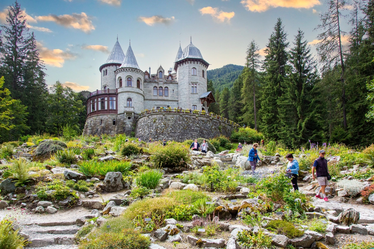 Il giardino botanico del Castello Savoia a Gressoney-Saint-Jean (foto Regione Autonoma Valle d'Aosta)