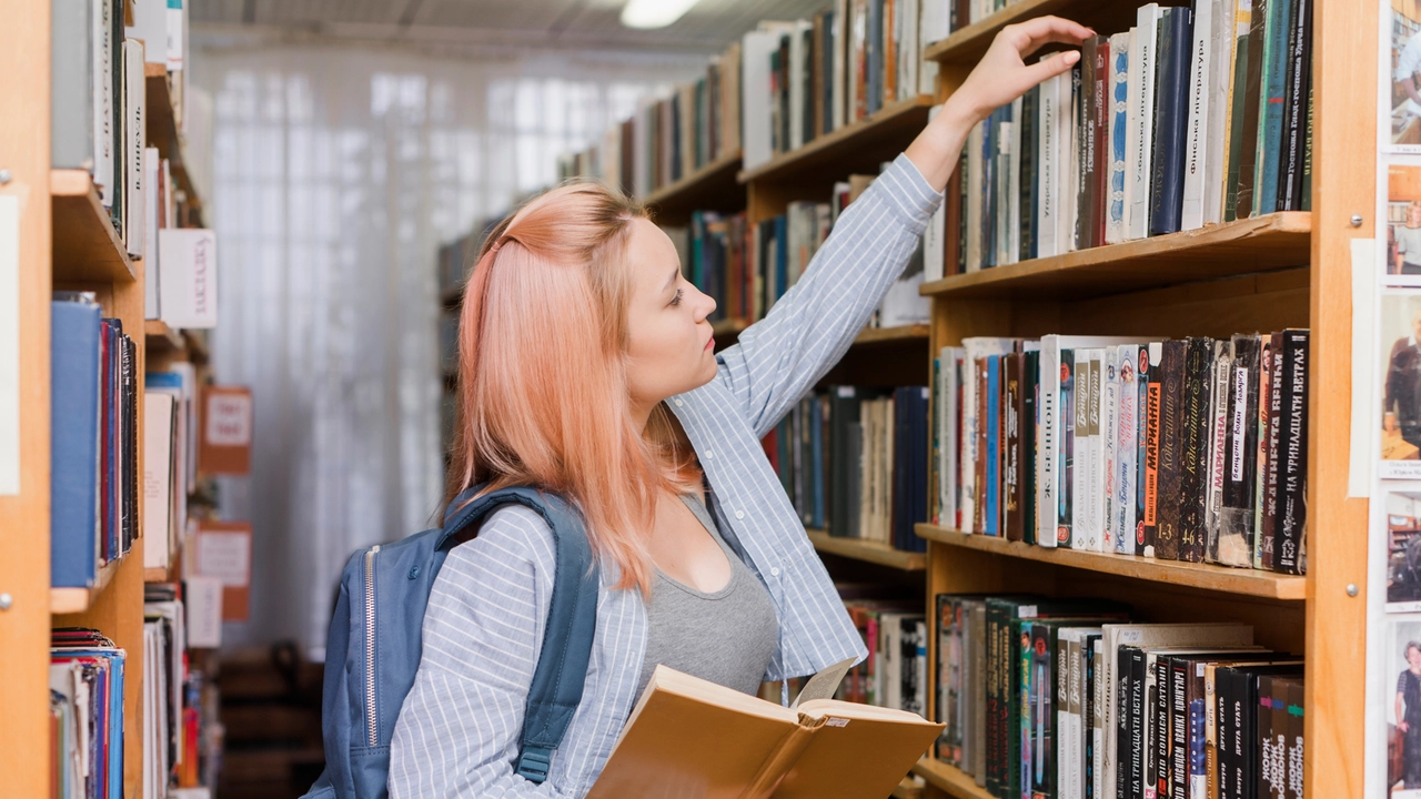 Una ragazza in biblioteca