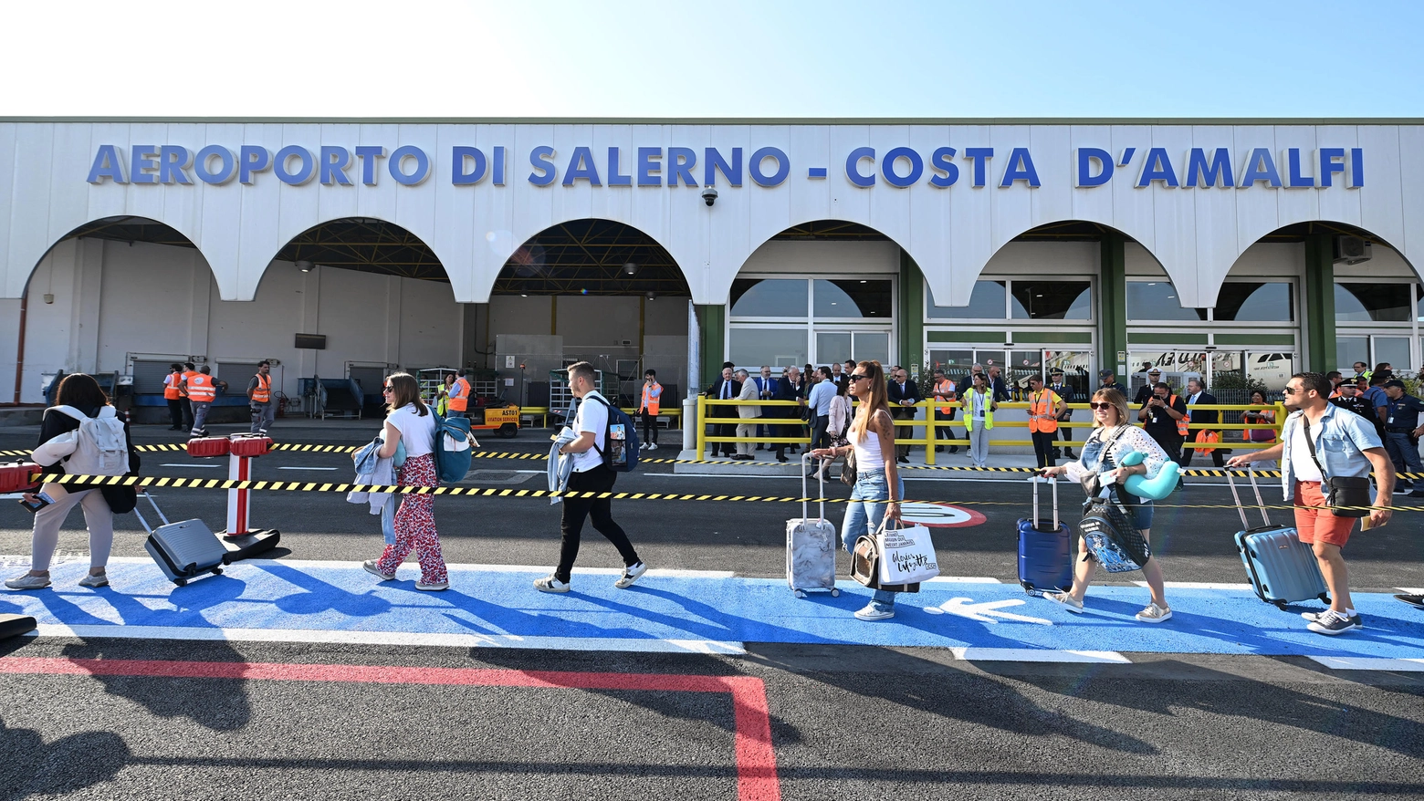 I primi passeggeri all'aeroporto di Salerno-Costa d'Amalfi (Ansa)