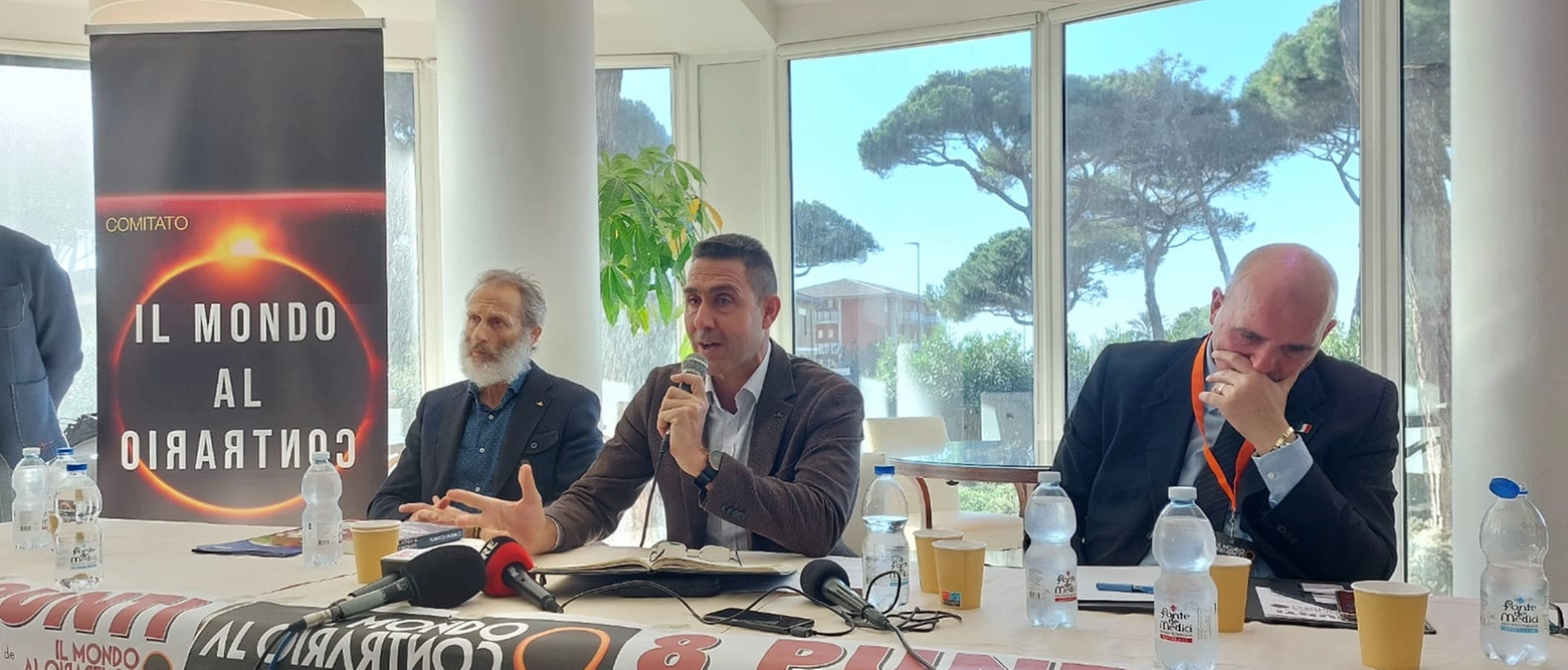 Il generale ed eurodeputato del Carroccio lancia il suo movimento politico. La presentazione a Grosseto tra gadget sovranisti e anelli della Decima Mas. Salvini spazza via i dubbi: “Faremo un lunghissimo pezzo di strada insieme”