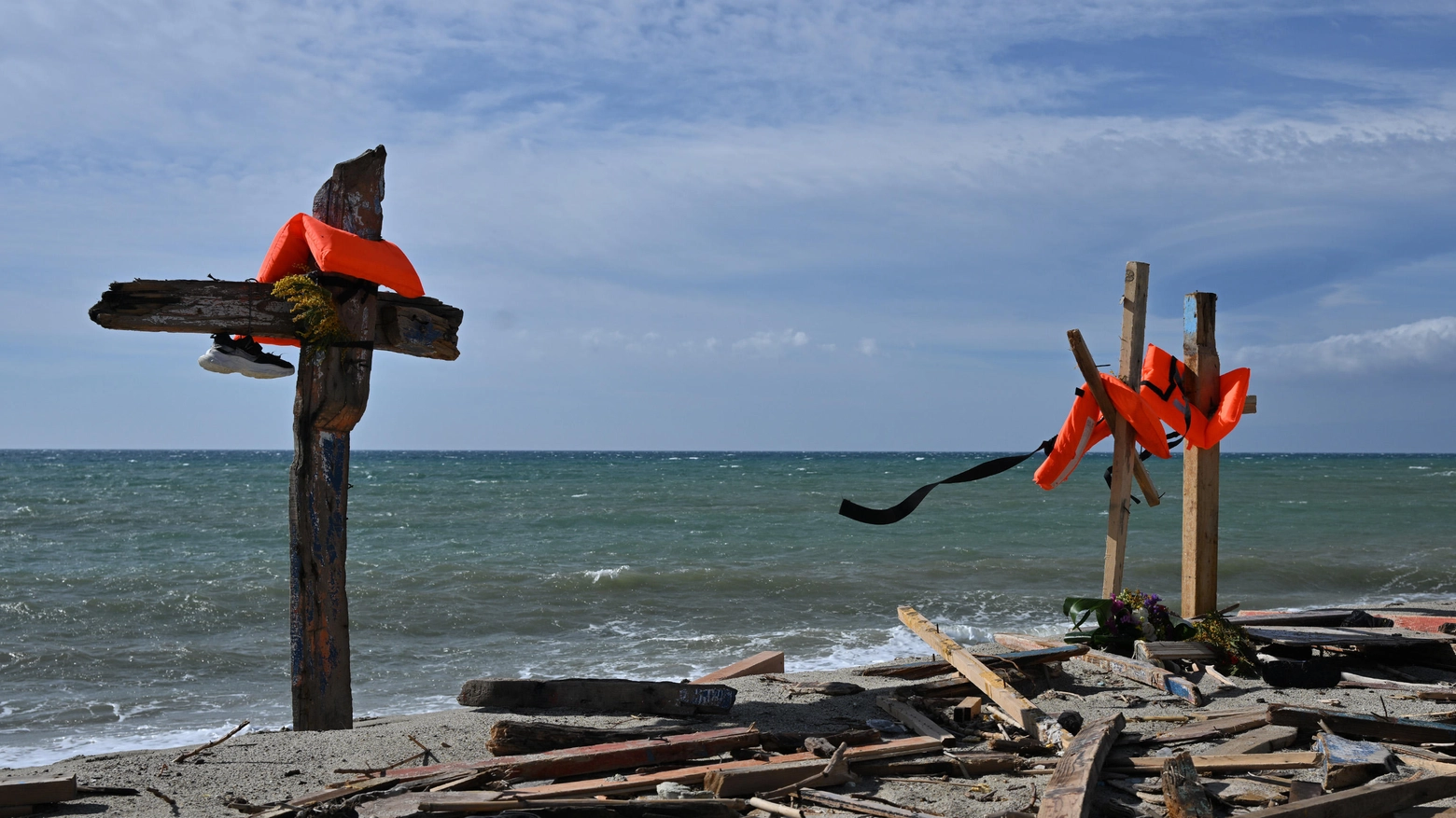 Le croci improvvisate sul luogo del naufragio a Steccato di Cutro (Ansa)
