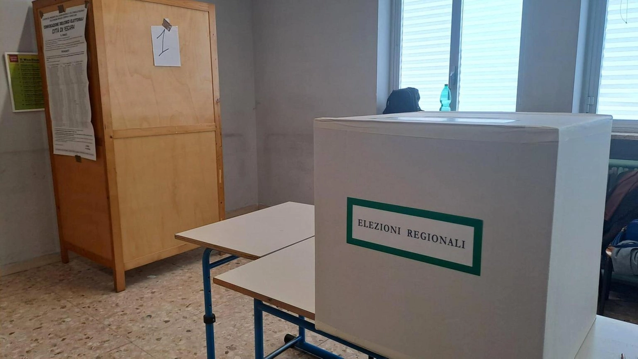 Il governo considera votazioni in due giorni per favorire la partecipazione cittadina e la continuità didattica.