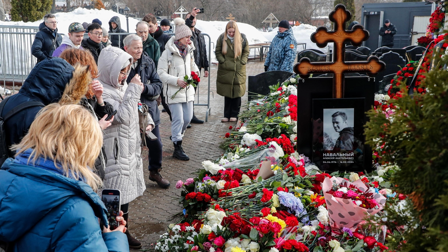 Parte della folla in visita alla tomba di Navalny (Ansa)