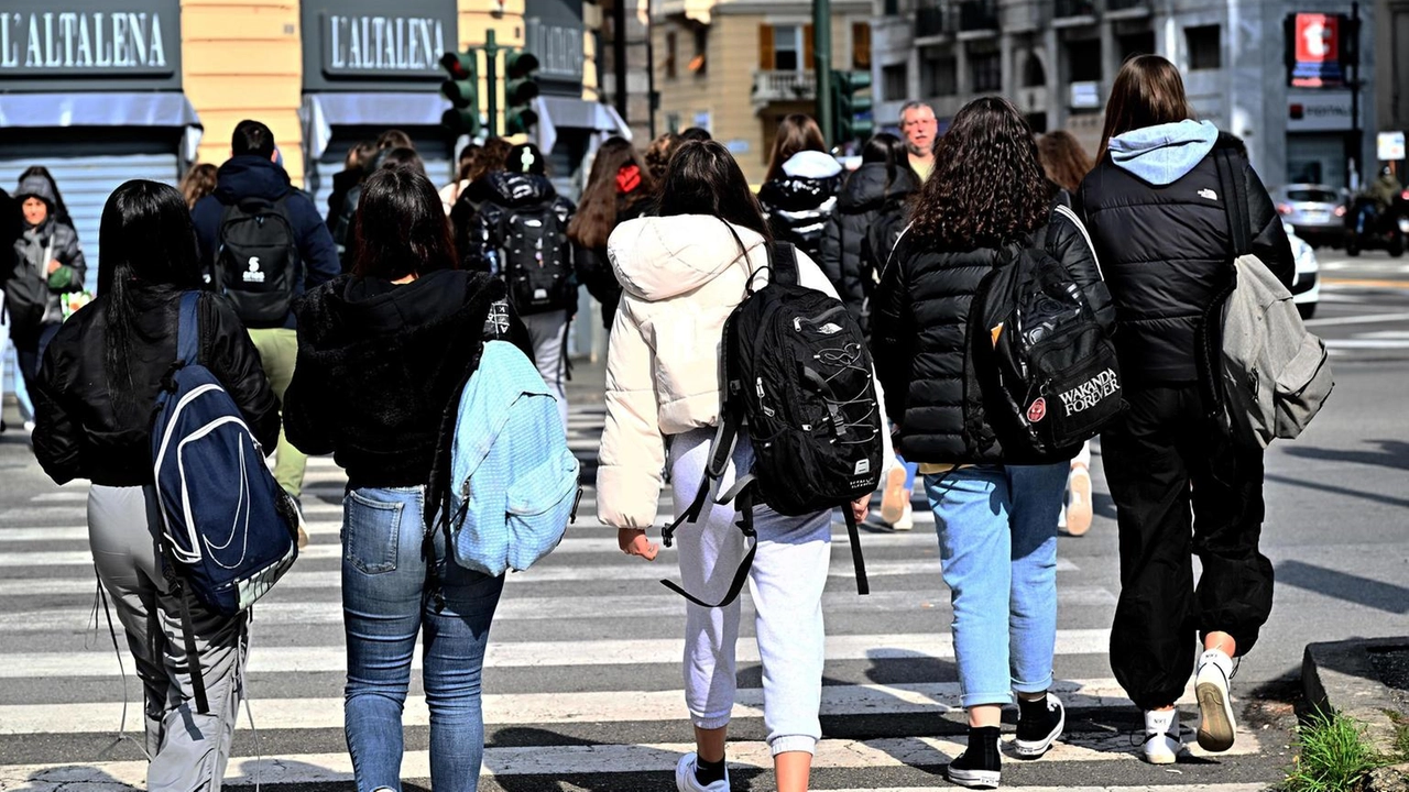 Un'insegnante è stata aggredita da un alunno al liceo Parini. La famiglia si scusa, mentre gli studenti esprimono solidarietà.