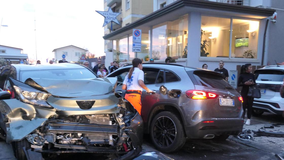 Auto falcia otto persone. Morte due turiste, sei feriti