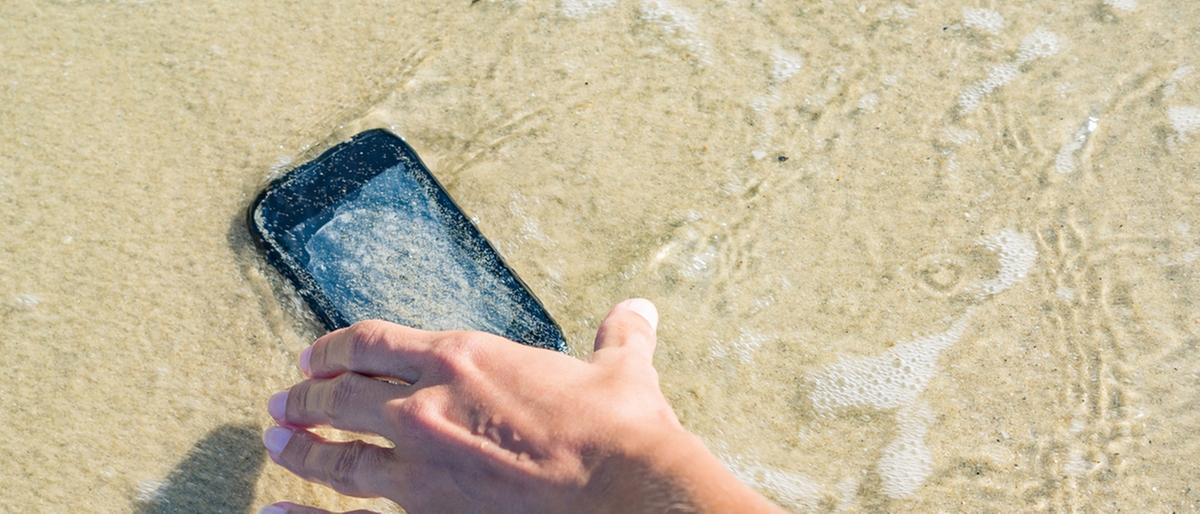 Telefono caduto in acqua, la guida pratica su cosa fare per riavviarlo