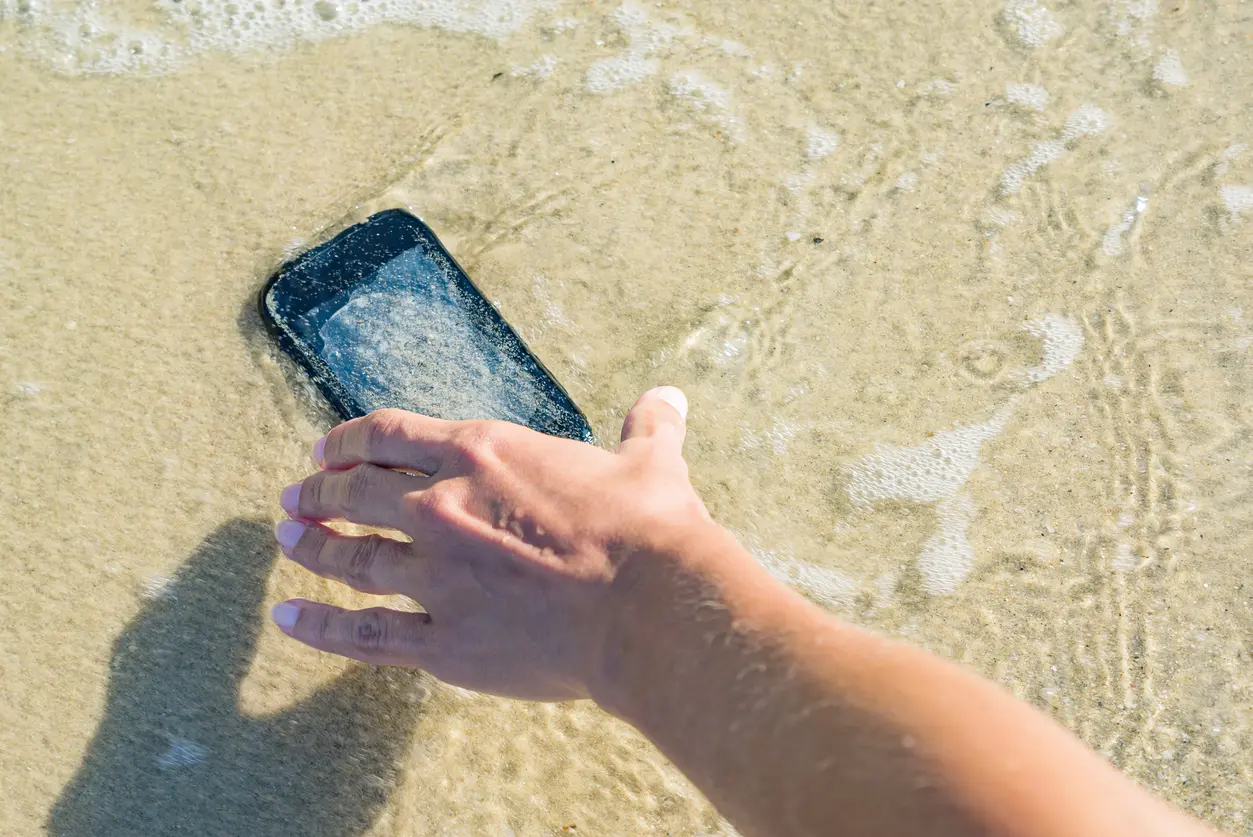 Telefono caduto in acqua, la guida pratica su cosa fare per riavviarlo