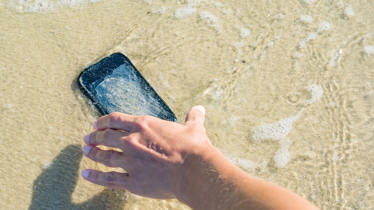 Telefono caduto in acqua - Crediti iStock Photo