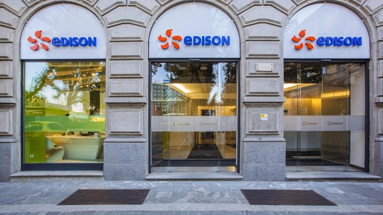 Edison Energia raggiunge 3 milioni di contratti e anticipa il target di 4 milioni al 2028. Focus su efficienza energetica e comunità energetiche.