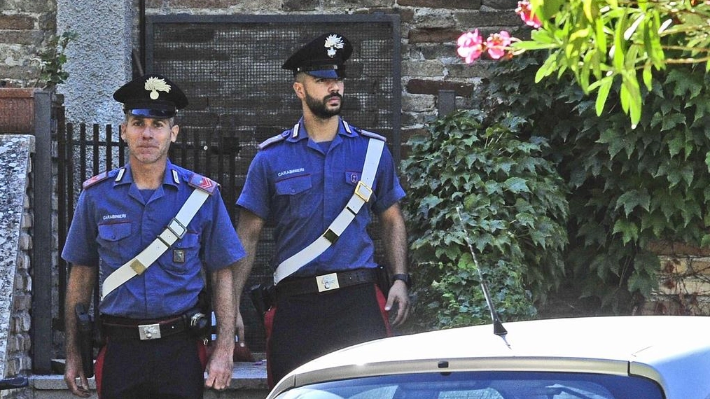 Accoltellata dopo un litigio in casa. Uno dei bambini ha tamponato il sangue e chiamato il 112. La Procura aveva attivato il Codice Rosso, venerdì sera era rientrata nell’abitazione senza dirlo ai militari.