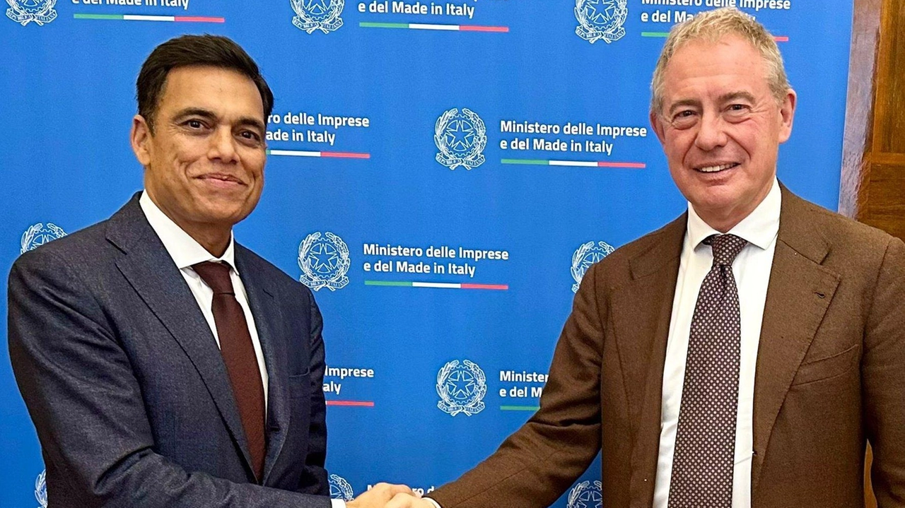 Sajjan Jindal, presidente del gruppo Jsw, e il ministro Adolfo Urso in un incontro