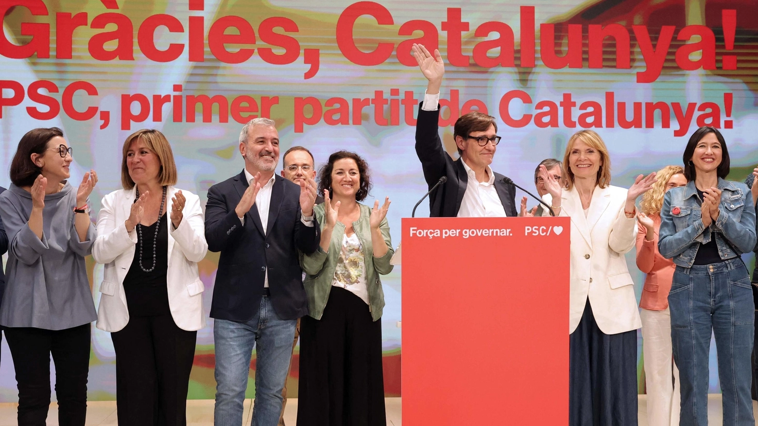 Il socialista Salvador Illa festeggia la vittoria alle elezioni della Catalogna (Ansa)