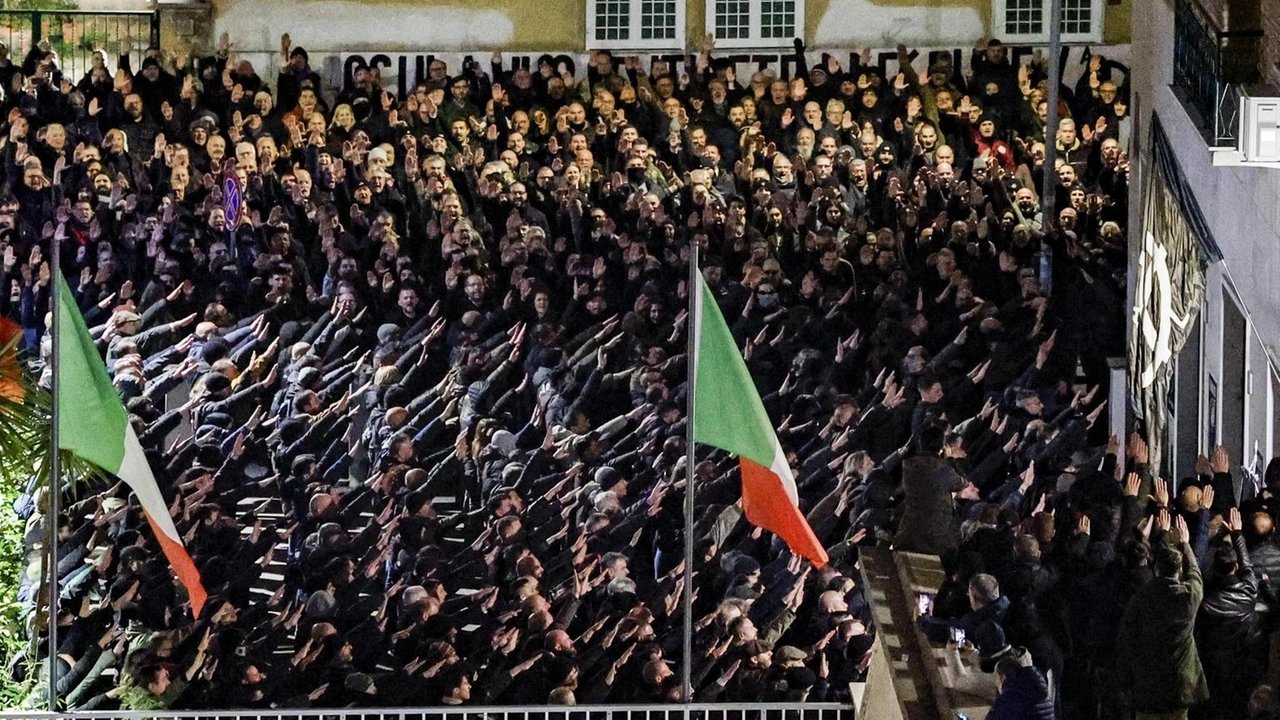 La Digos analizza i filmati per identificare chi ha fatto il saluto romano durante l'evento organizzato da Casapound.