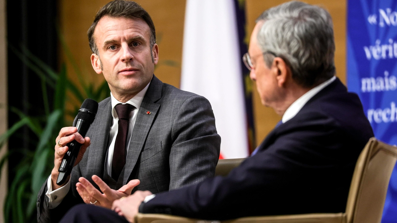 Il presidente francese Emmanuel Macron e l'ex premier italiano Mario Draghi (foto Ansa)