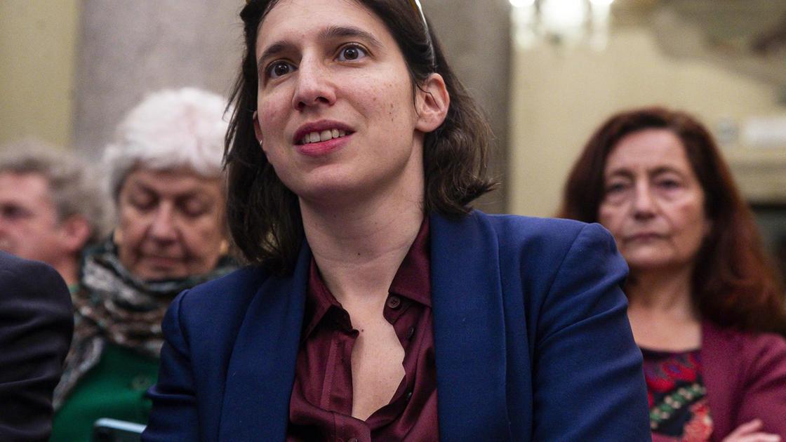 Elly Schlein critica il governo Meloni sul costo dell