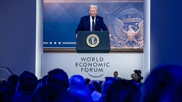 Davos, Trump attacca l’Europa: “Ci tratta male. Dovrà pagare dei dazi”. E alle aziende promette: “Se producete in Usa, tassa piatta al 15%”