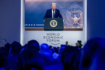 Davos, Trump attacca l’Europa: “Ci tratta male. Dovrà pagare dei dazi”. E alle aziende promette: “Se producete in Usa, tassa piatta al 15%”