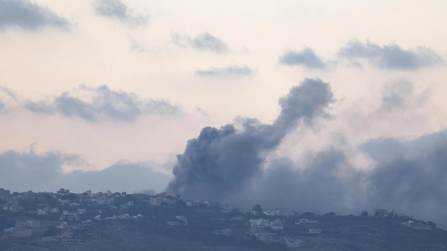 'Israele colpisce un campo di profughi palestinesi in Libano'