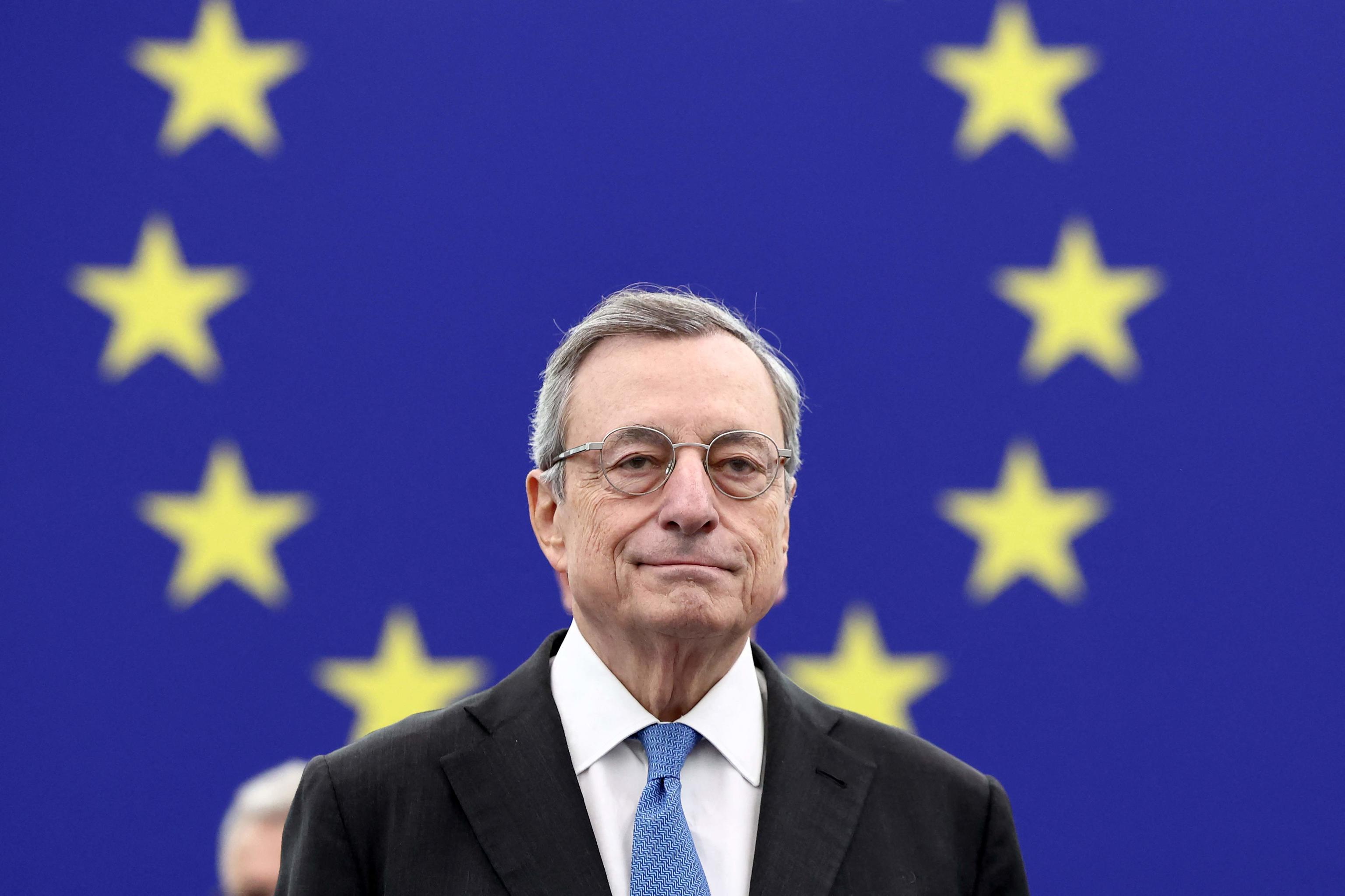 Il monito di Draghi per svegliare la Ue: “Potremo essere da soli a garantire la sicurezza di Europa e Ucraina”. “Serve debito comune”