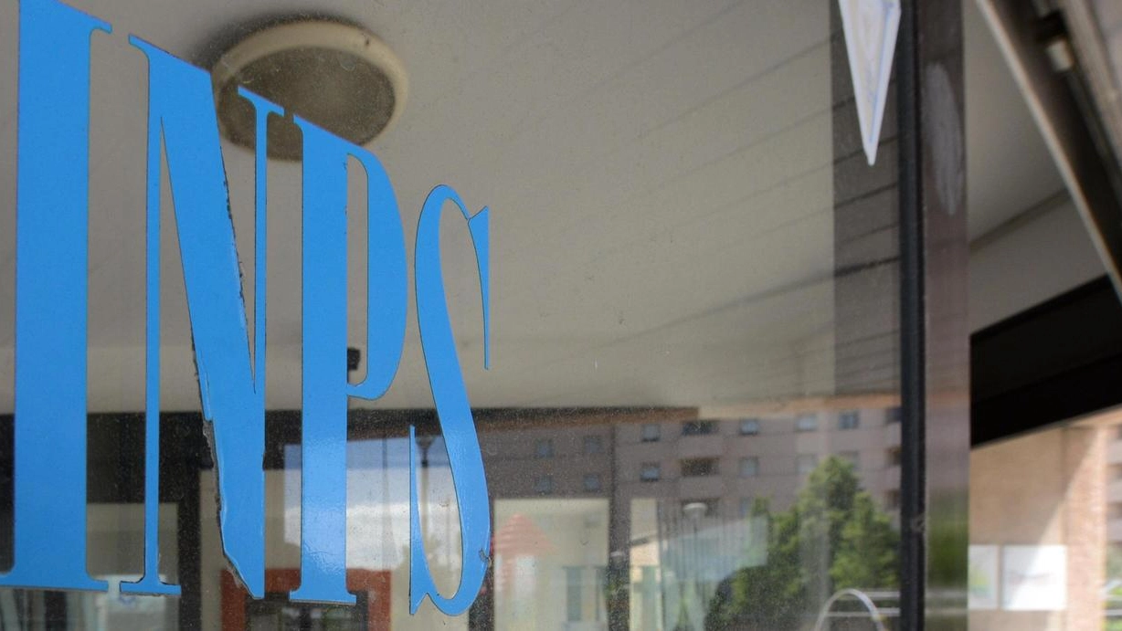 Pensioni, una sede dell'Inps (Ansa)