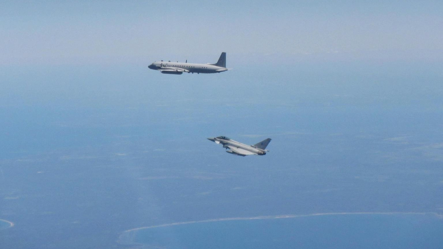 I bombardieri sono rimasti nello spazio aereo internazionale, nella zona di identificazione della difesa aerea dell'Alaska (Adiz)