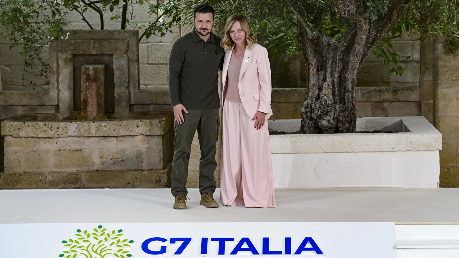 Il presidente Zelensky insieme a Giorgia Meloni al G7 (Ansa)
