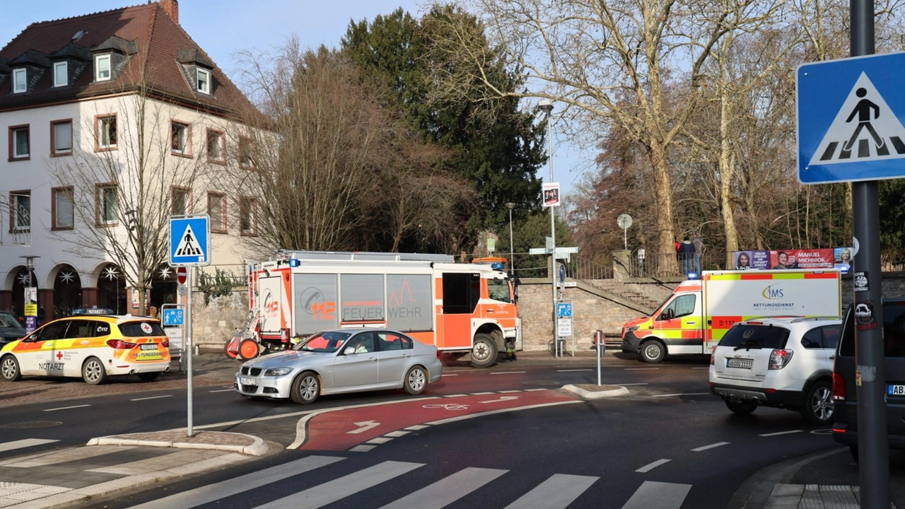 Aschaffenburg, i mezzi di soccorso sul luogo dell'attacco (Dpa / Afp / Ansa)