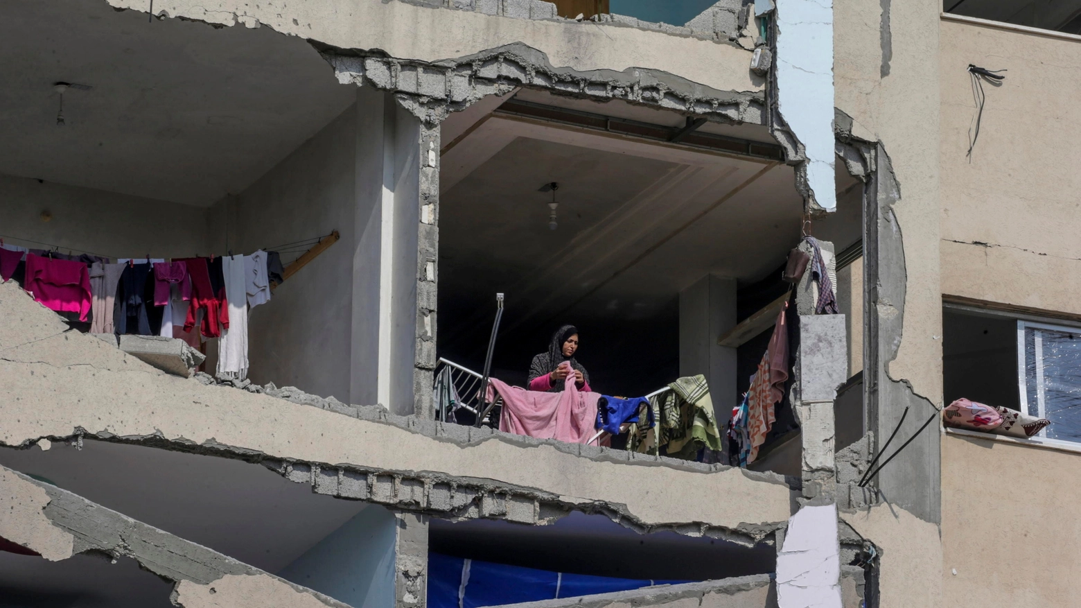 Civili palestinesi vivono nelle case distrutte dai razzi