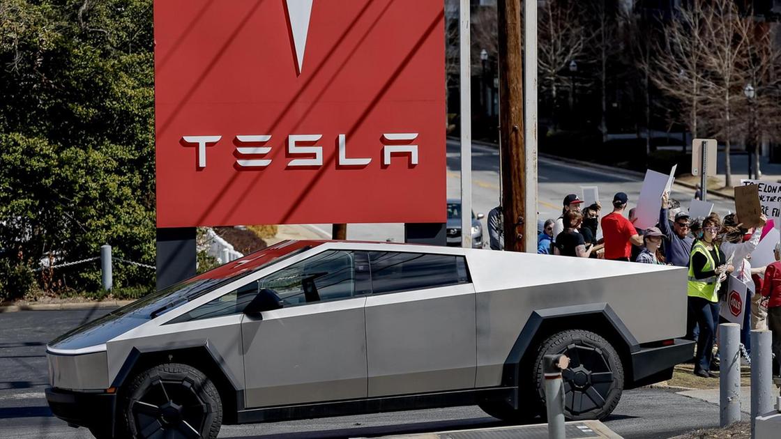 Tesla dimezza le vendite in Cina: calo del 49% a febbraio