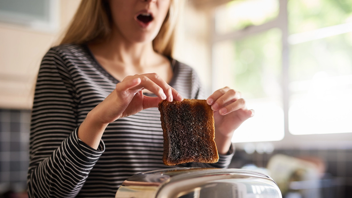 Cos’è la ‘teoria del toast bruciato’ che impazza sui social