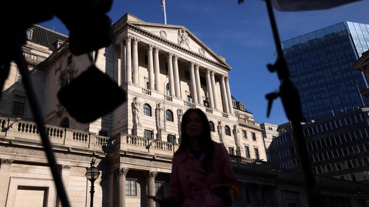 La Bank of England mantiene i tassi al 4,5% per contrastare l'inflazione, influenzando mutui e crescita economica.