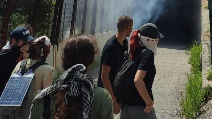 No Tav, tensioni in Val di Susa. Bombe carta contro gli agenti: manifestanti bloccano l’autostrada