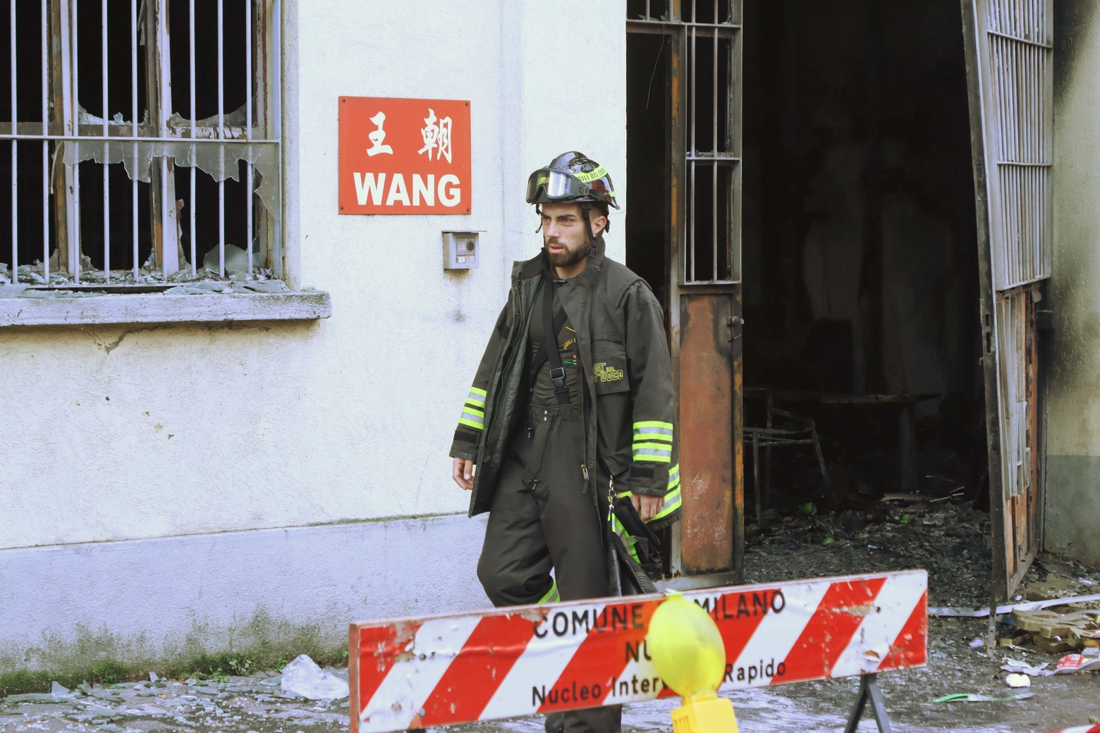 I rilievi dei vigili del fuoco in via Cantoni a Milano dopo l'incendio mortale: 3 vittime