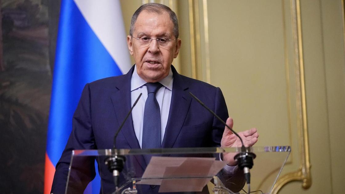 Lavrov accusa Macron di voler sconfiggere la Russia come Napoleone e Hitler