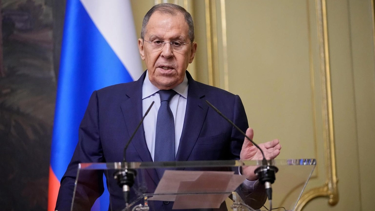 Il ministro russo Lavrov paragona Macron a Napoleone e Hitler, accusandolo di voler sconfiggere la Russia.