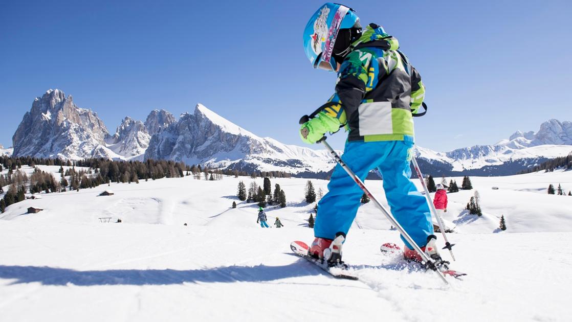 Di quanto aumentano gli skipass nel 2025: dal Dolomiti Superski alla Valle d’Aosta