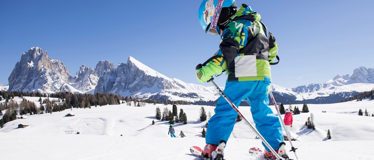 Di quanto aumentano gli skipass nel 2025: dal Dolomiti Superski alla Valle d’Aosta