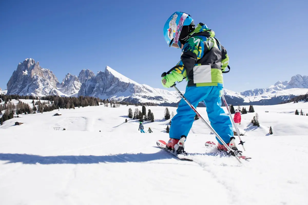 Di quanto aumentano gli skipass nel 2025: dal Dolomiti Superski alla Valle d’Aosta