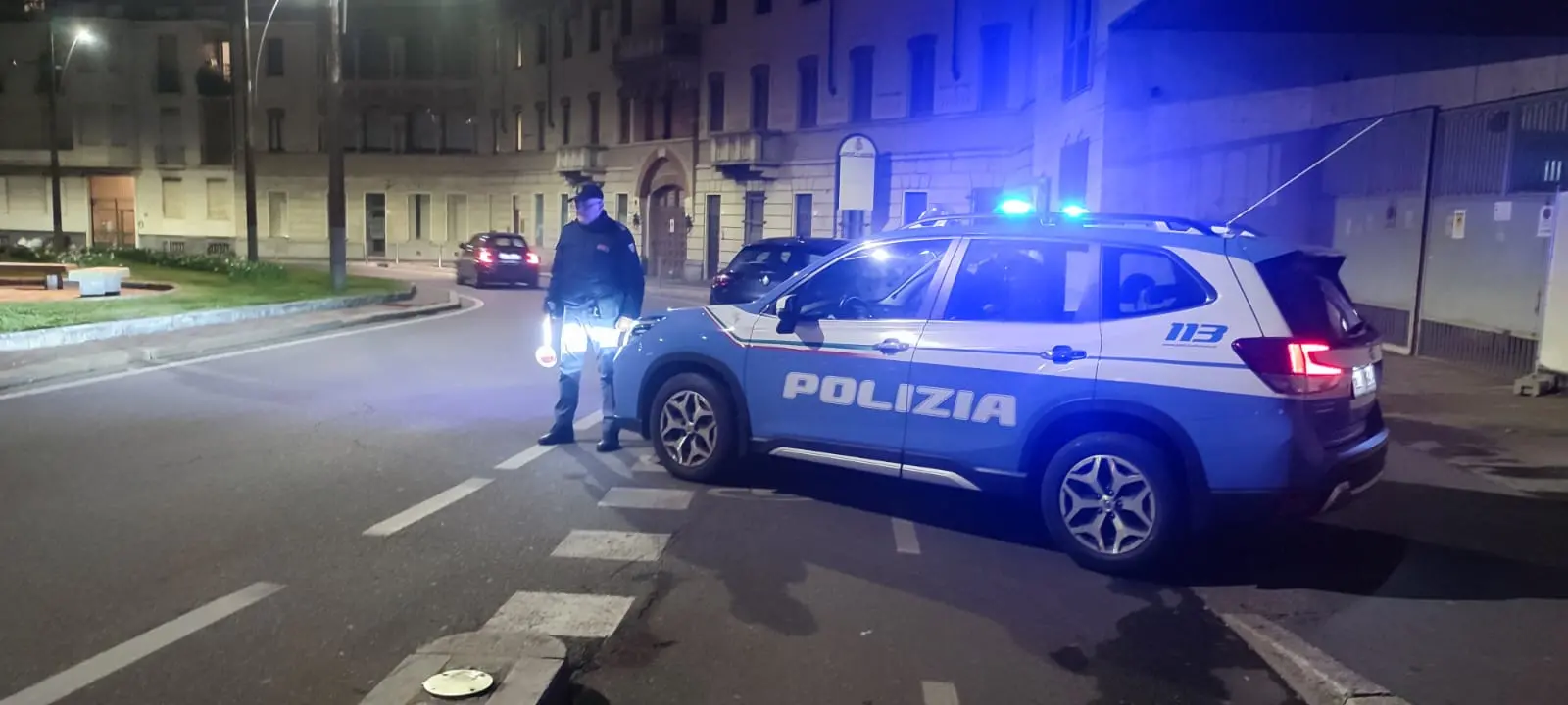 Fuggono in scooter all’alt della polizia e si schiantano contro auto: 15enne in rianimazione