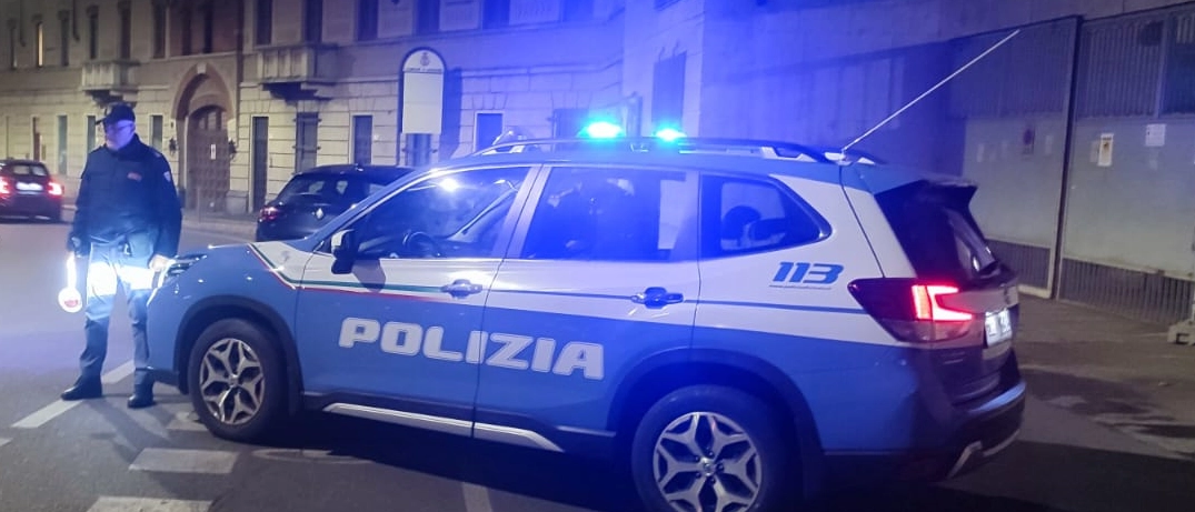 Fuggono in scooter all’alt della polizia e si schiantano contro auto: 15enne in rianimazione