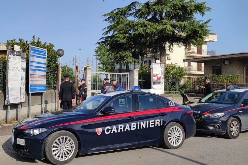 Carabinieri davanti al comune di Cimitile